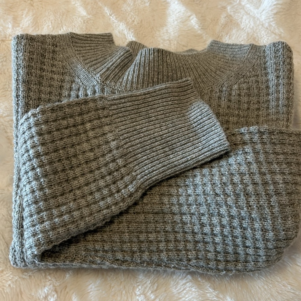 Like new Banana Republic waffle soft sweater
